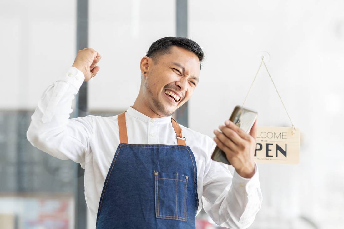 Usahawan membandingkan syarikat sedia untuk guna (shelf company) dengan pendaftaran syarikat baharu di Malaysia